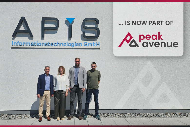 Ulrich Mangold, Julia Anna Dietz, Dr. Thiemo Zambanini, Sebastian Leopold stand in front of the APIS IT GmbH building, from left to right