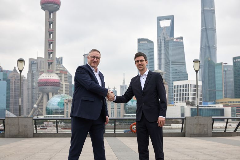 Two men are shaking hands.