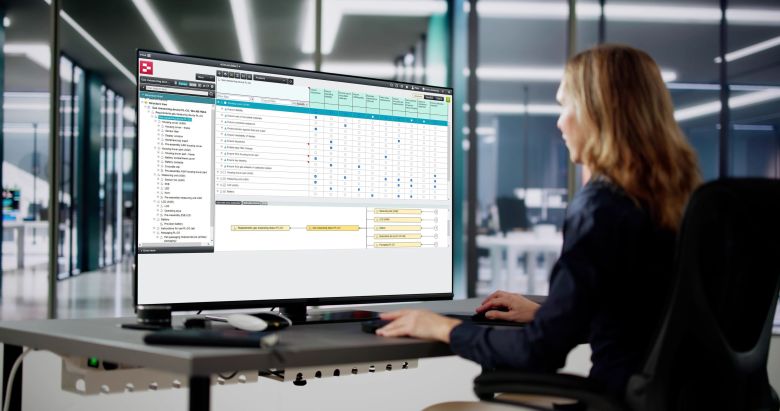 Woman sitting in front of a screen and working on an FMEA