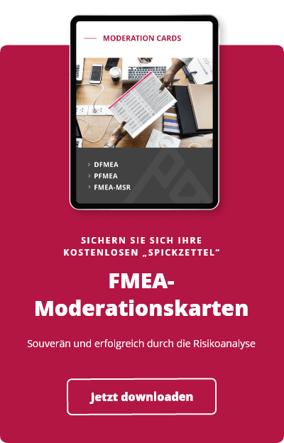 Bild auf einem Tablett, auf dem eine Person jemanden die FMEA Moderationskarte überreicht